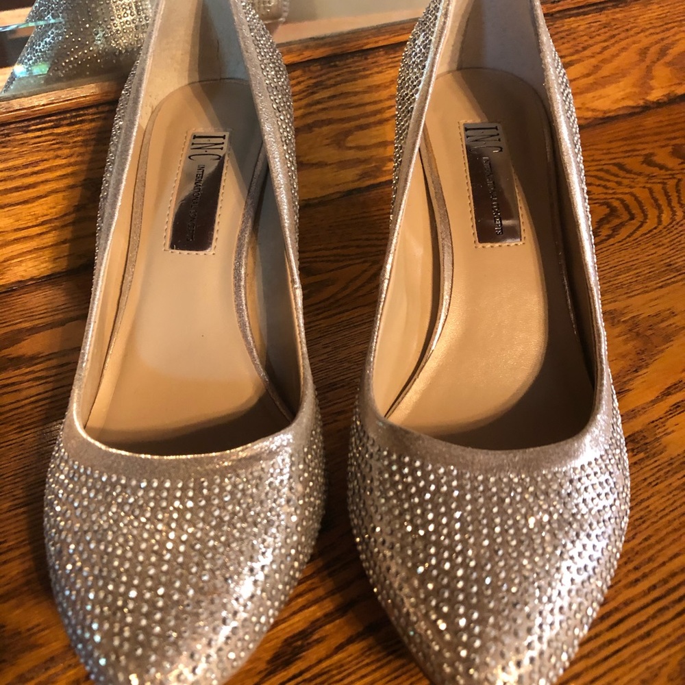Sequined pumps